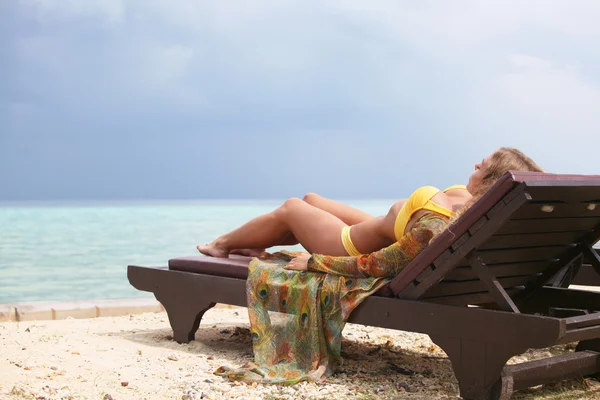 Kvinna på tropical beach — Stockfoto