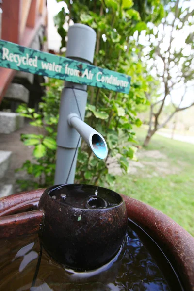 Agua reciclada de aire acondicionado cerca de hotel tropical —  Fotos de Stock