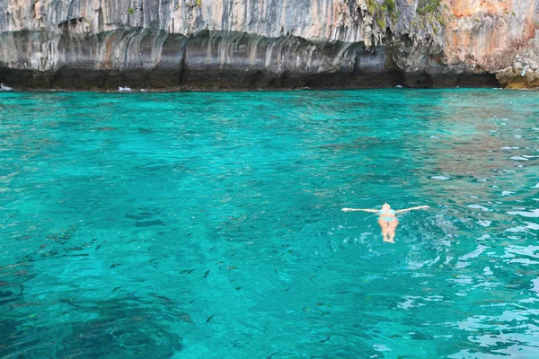 Frau treibt im Meer — Stockfoto