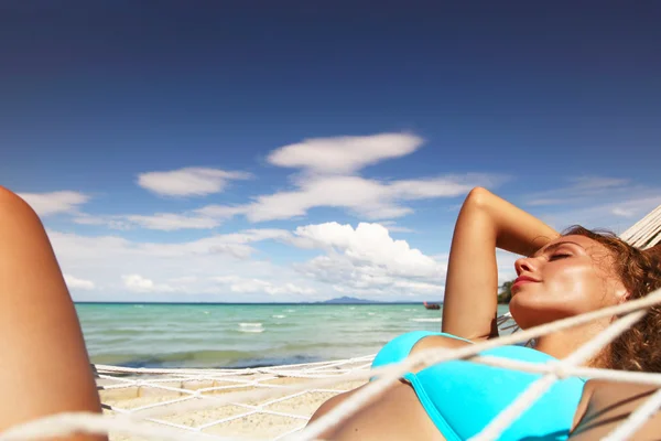 Mulher em hummock na praia tropical — Fotografia de Stock