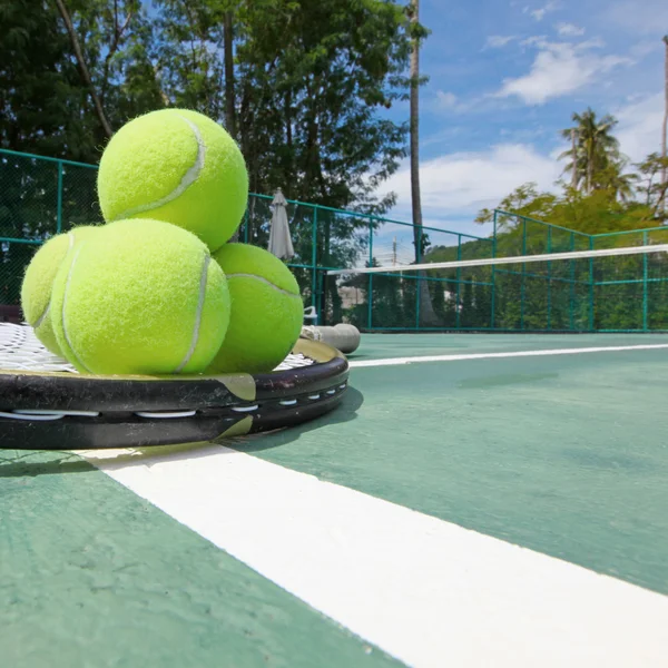 Tennisbollar och racket på domstolen — Stockfoto