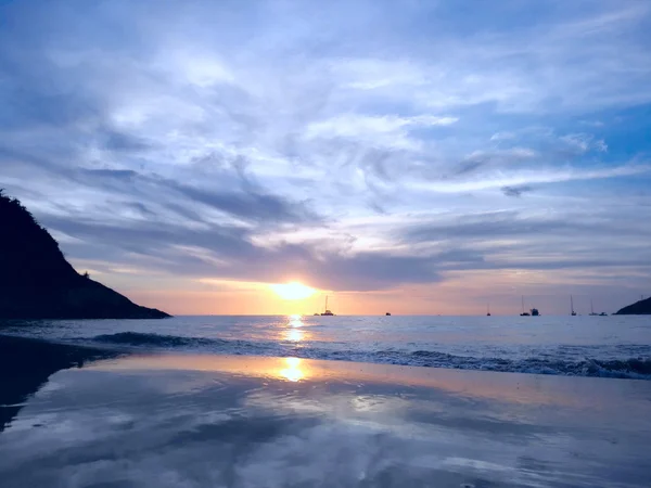 Schöner Sonnenuntergang mit bewölktem Himmel über blauem Meer — Stockfoto