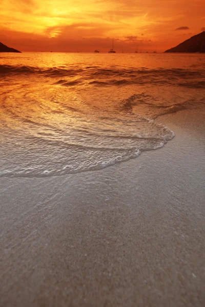 Krásný západ slunce s oranžovou oblohu nad modré moře — Stock fotografie