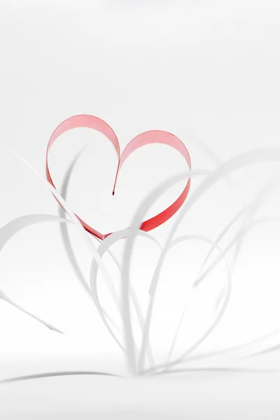 Composição de corações de papel vermelho e branco, conceito de dia de Valentim — Fotografia de Stock