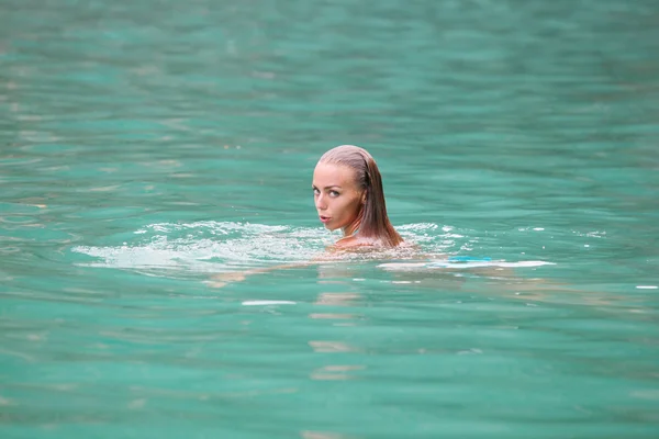 Mujer nadando en el mar — Foto de Stock