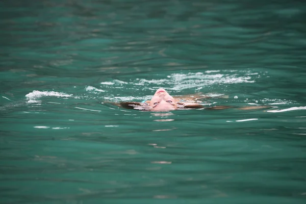 Mujer flotando en el mar — Foto de Stock