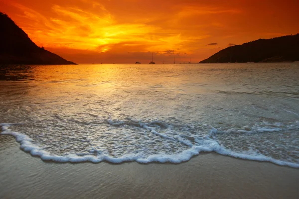 Schöner Sonnenuntergang mit orangefarbenem Himmel über blauem Meer — Stockfoto