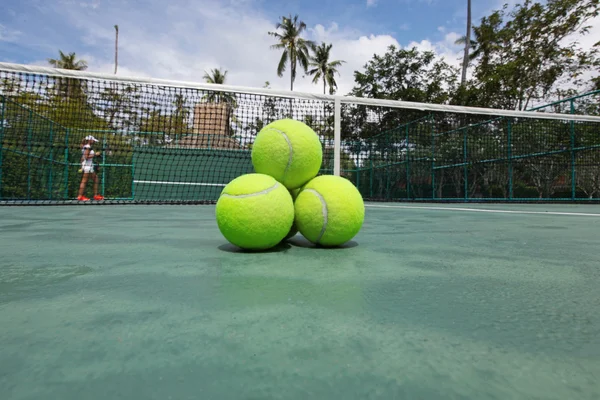 Tenisové míčky na kurtu — Stock fotografie