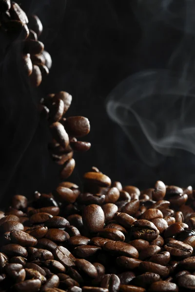 Fallende Kaffeebohnen mit Dampf — Stockfoto