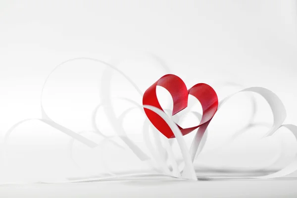 Kırmızı ve beyaz kağıt kalpler kompozisyonu, Sevgililer Günü konsepti — Stok fotoğraf