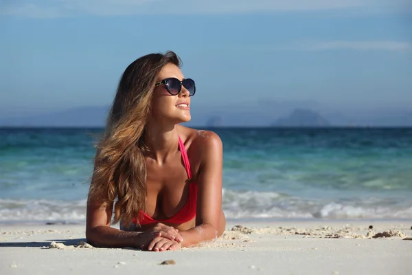 Woman in bikini at tropical beach — Stock Photo, Image