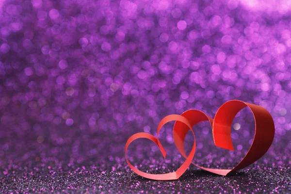 Röda bandet hjärtan på glitter — Stockfoto