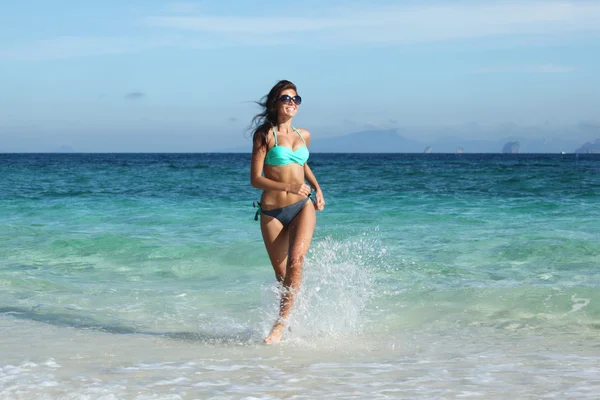 Donna corsa sulla spiaggia — Foto Stock