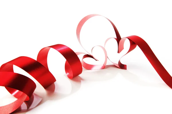 Herzen aus rotem Band isoliert auf weißem Hintergrund — Stockfoto