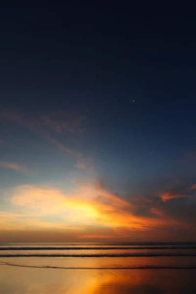 バリ島の輝く海ビーチの夕日 — ストック写真