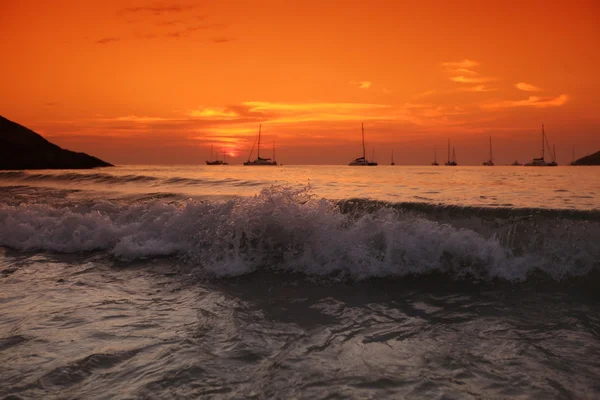 Prachtige zonsondergang boven de zee met vele jachten — Stockfoto