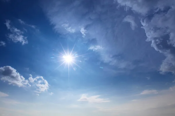 Blå himmel med moln och sol — Stockfoto