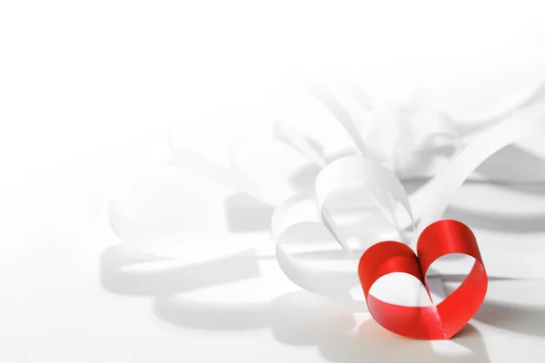 Papierband Herzen auf weißem Hintergrund, Valentinstag-Konzept — Stockfoto