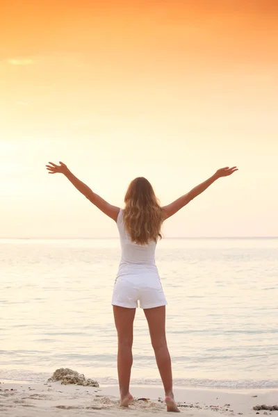 Woman enjoy sunset over sea — Zdjęcie stockowe