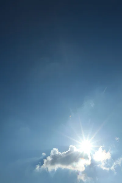 Μπλε ουρανός με σύννεφα και ήλιο — Φωτογραφία Αρχείου
