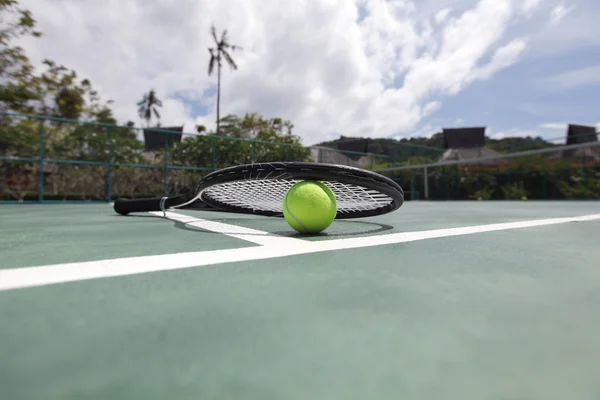 Pelota de tenis y raqueta — Foto de Stock