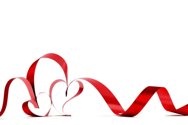 Serca z czerwonej wstążki izolowane na białym tle — Zdjęcie stockowe