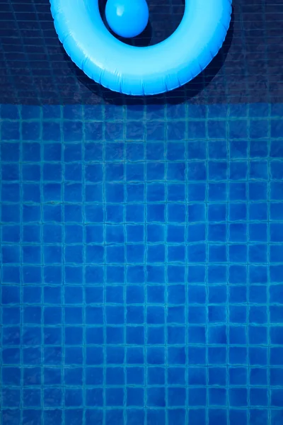 Svømning ring i swimmingpool - Stock-foto