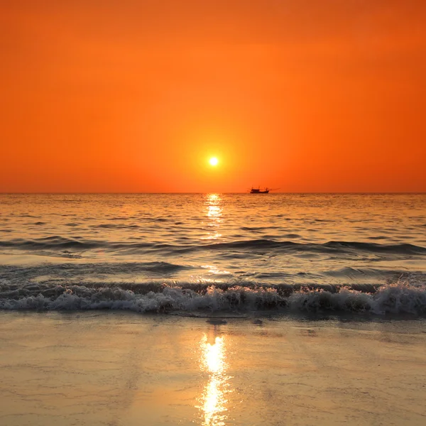 Puesta de sol sobre el mar en Tailandia — Foto de Stock