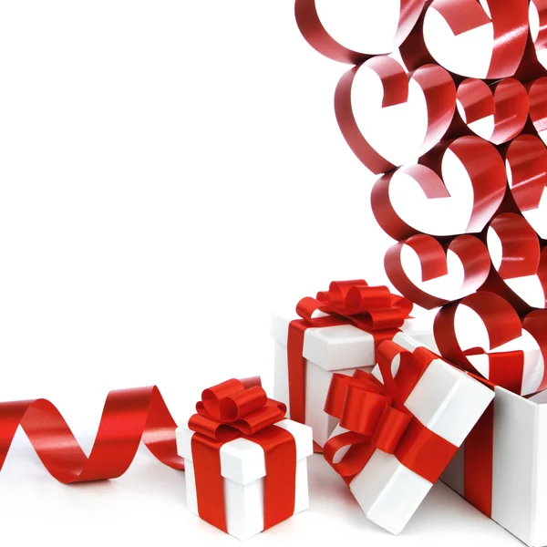 Weiße Schachteln mit roten Bändern und dekorativen Herzen isoliert auf weißem Hintergrund — Stockfoto