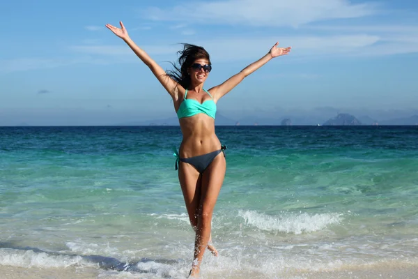Glad kvinna på strand — Stockfoto