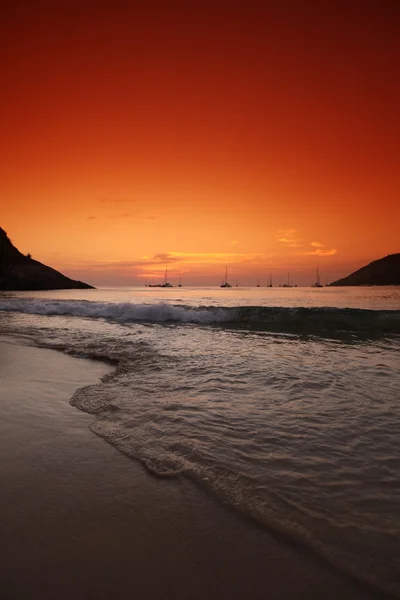 Piękny zachód słońca nad morzem z wieloma jachtami — Zdjęcie stockowe