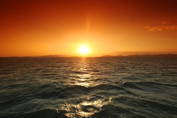 Majestátní hory západ slunce a moře — Stock fotografie