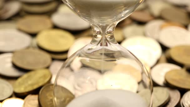 Přesýpací hodiny a mince — Stock video