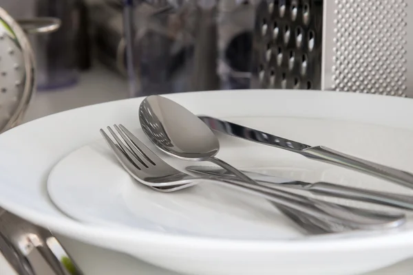 Garfo, colher e faca de mesa no fundo branco — Fotografia de Stock