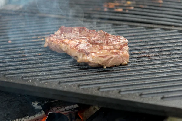 Biefstuk op de grill — Stockfoto