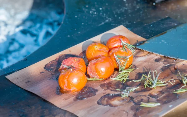 Paradicsom a grill pan a táblázat — Stock Fotó