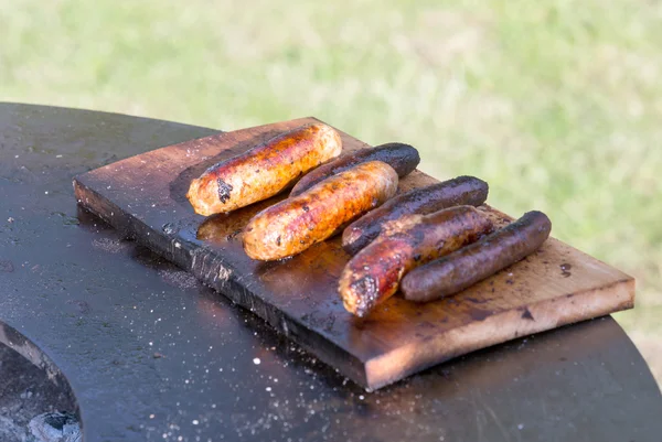 Grillezett kolbász grillsütőn — Stock Fotó