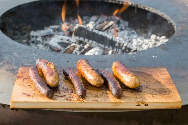 Izgarada ızgara sosis.