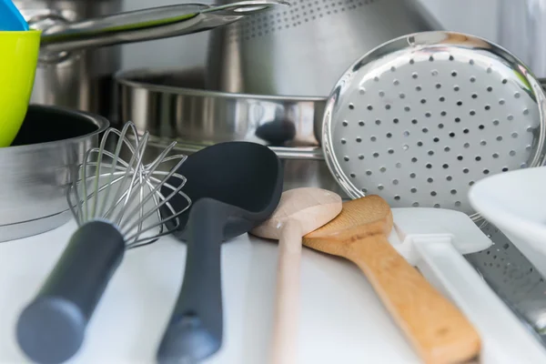 Různé nádobí na police v kuchyni — Stock fotografie