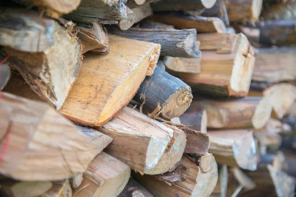 Сухие рубленые дрова в куче — стоковое фото