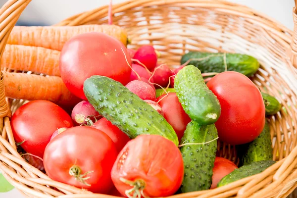 Mezcla de verduras en cesta — Foto de Stock