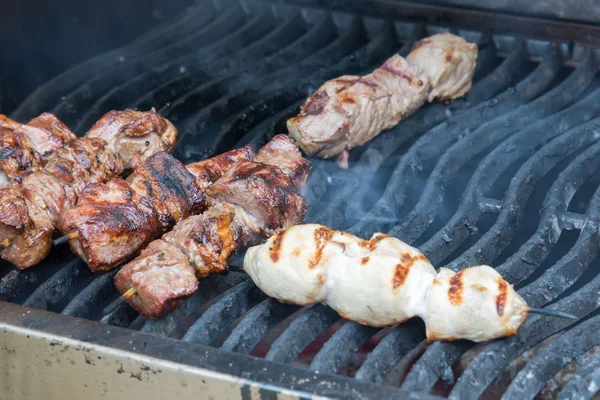 Suculento quente shish kebab no grill — Fotografia de Stock