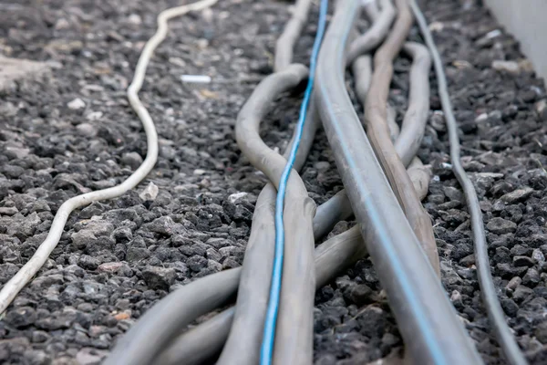 Trilha de cabos elétricos de energia no chão — Fotografia de Stock