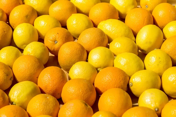 Naranjas frescas en una caja de madera —  Fotos de Stock