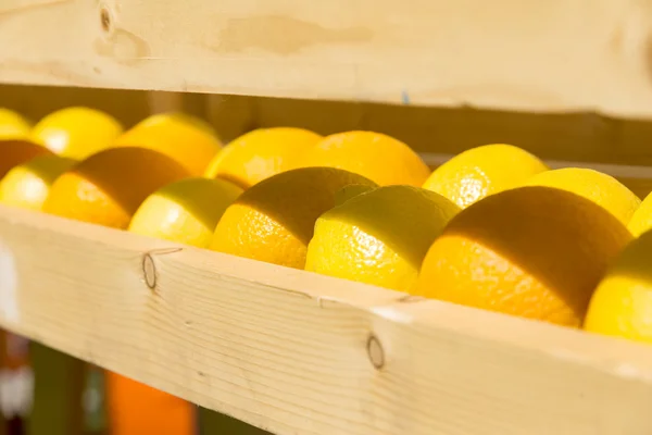 Naranjas frescas en una caja de madera —  Fotos de Stock