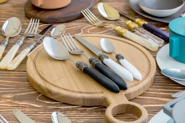 Cuchara de tenedor Cuchillo de mesa en la tabla de cortar de madera —  Fotos de Stock