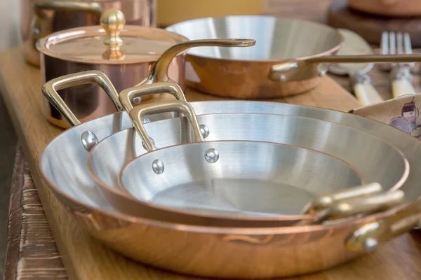 Novos utensílios de cozinha de cobre - panelas e panelas — Fotografia de Stock
