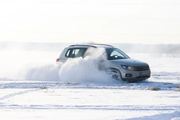 Voiture dérive pulvérisation neige — Photo