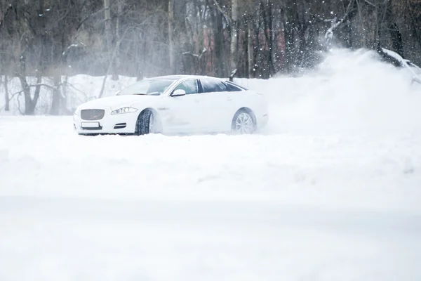Auto drift spray sneeuw — Stockfoto