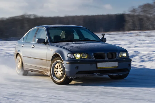 Carro deriva neve pulverização — Fotografia de Stock